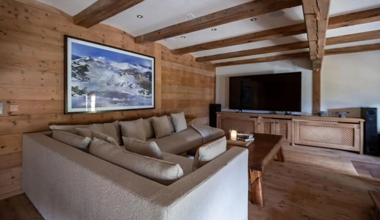 11-2448x1536