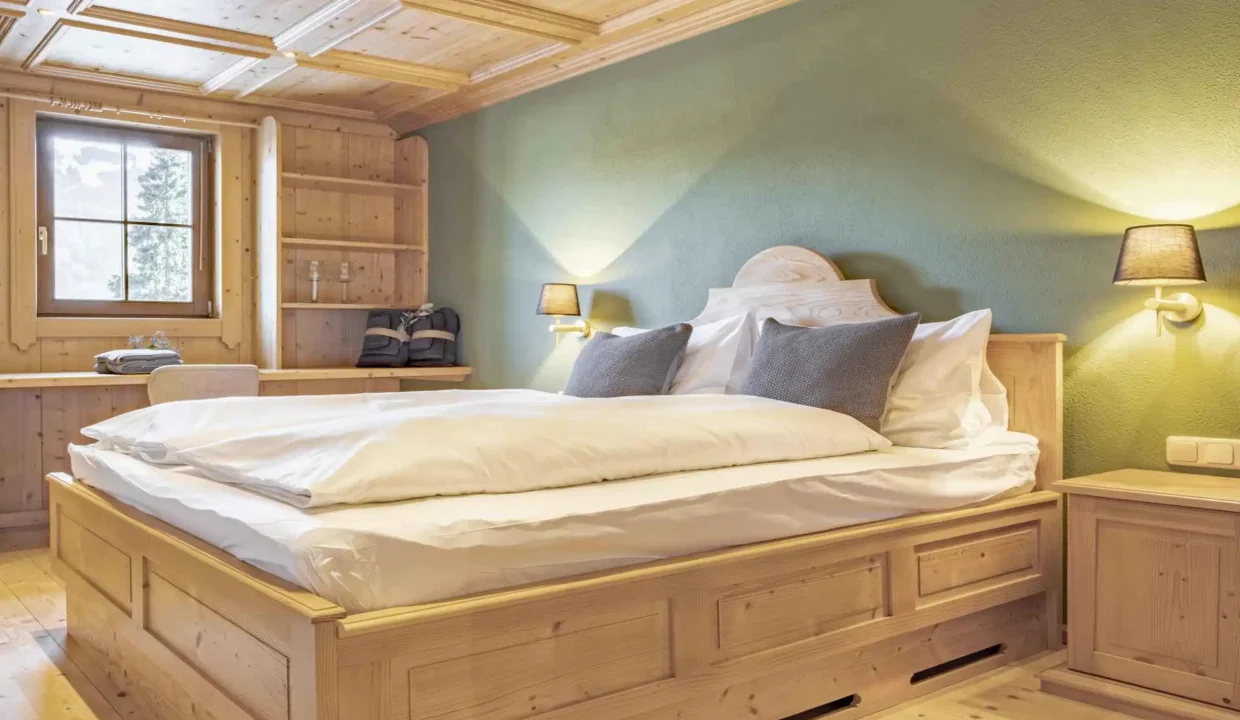 18-2448x1536